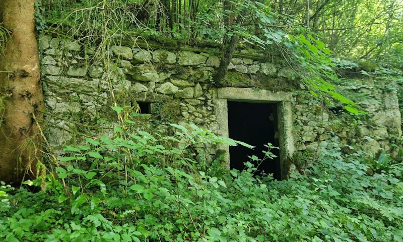 Kamniti objekt na loki / Stone building on the meadow